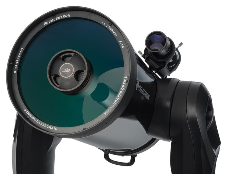 Vue de la face avant d'un télescope Celestron Schmidt-Cassegrain CPC 925
