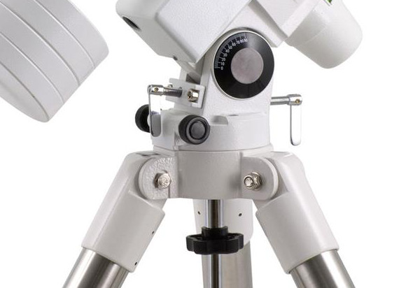 Axes de réglages en azimuth et altitude de la monture Sky-Watcher NEQ5 monture_skywatcher_neq5_04.jpg