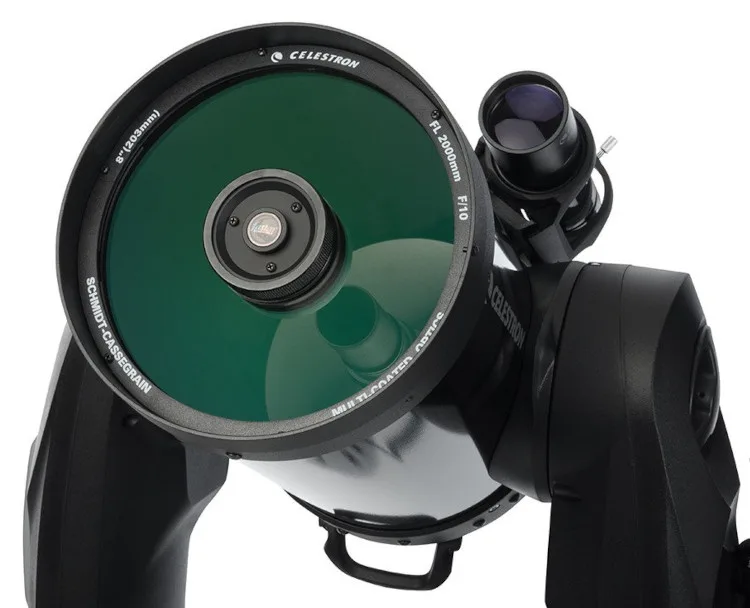 Vue de la face avant d'un télescope Celestron Schmidt-Cassegrain CPC 800